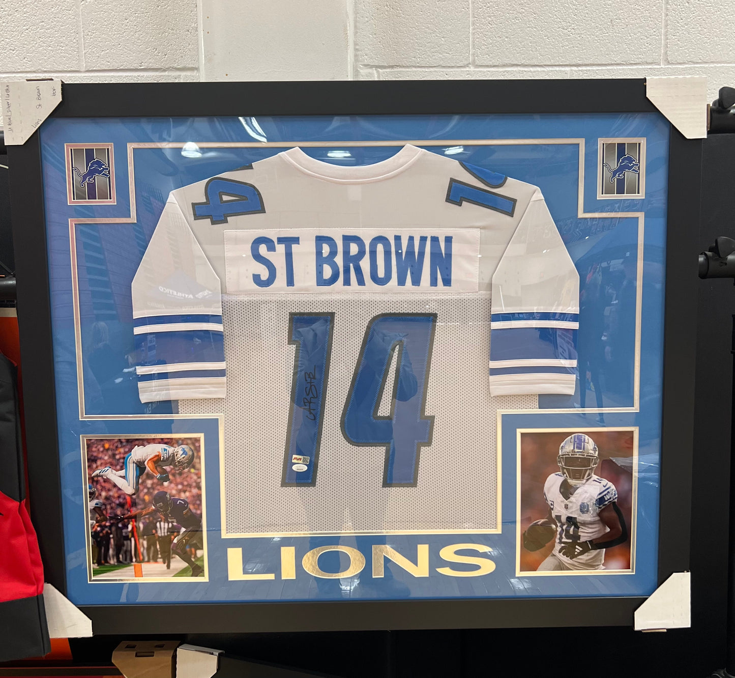 🏈 AMON-RA ST. BROWN Signed and framed Jersey Beckett COA