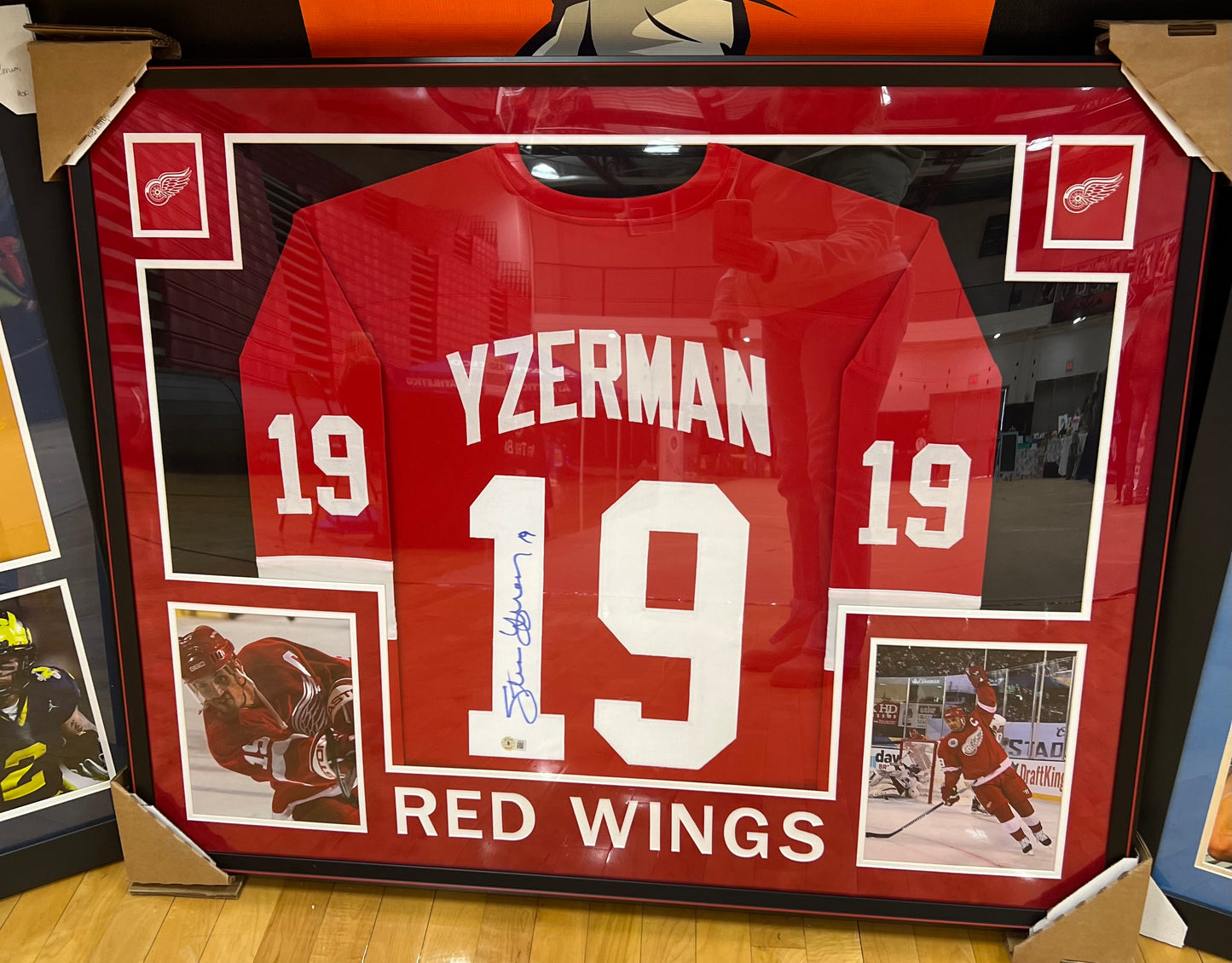 🏒STEVE YZERMAN Signed and framed Jersey (Beckett COA)